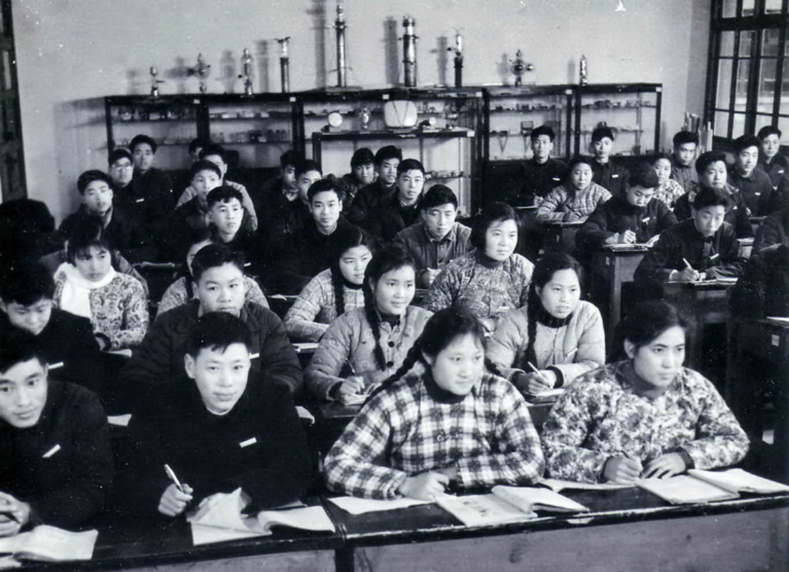 同学们认真听课