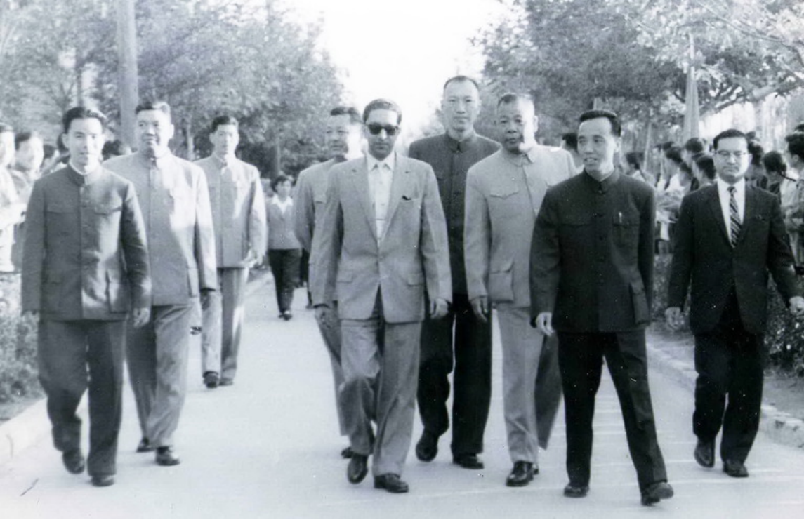 1961年10月尼泊尔国王马亨德拉在国务院副总理习仲勋的陪同下来校参观（戴墨镜者为国王、国王身后左为习仲勋副总理）