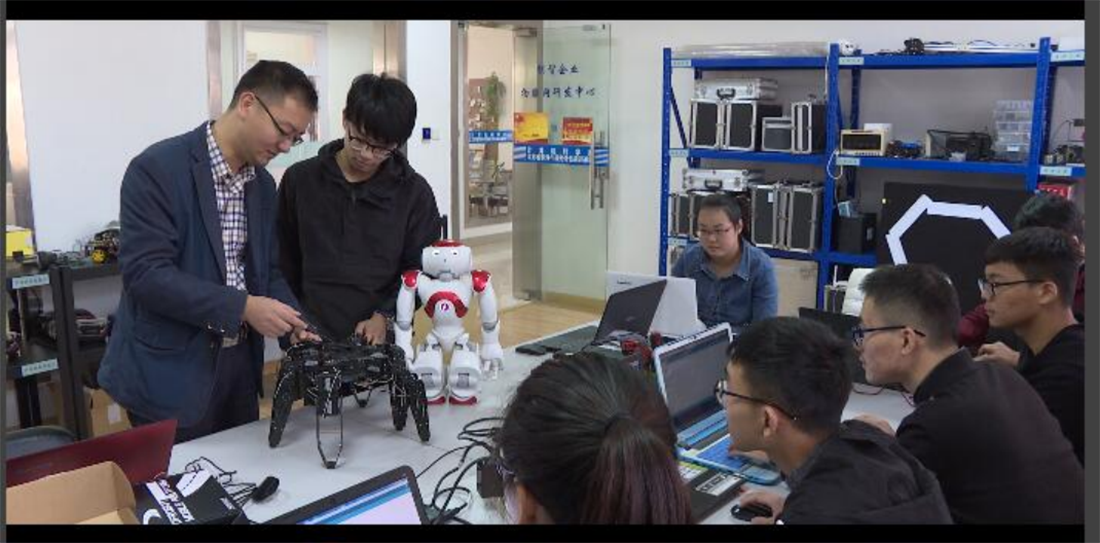 计算机系机器人工作室的师生在研究机器人