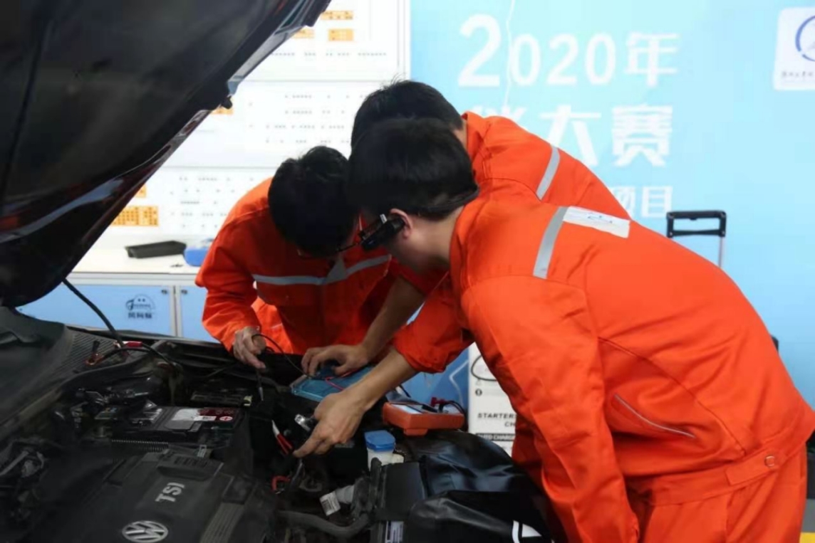 参加技能大赛的同学训练的如火如荼
