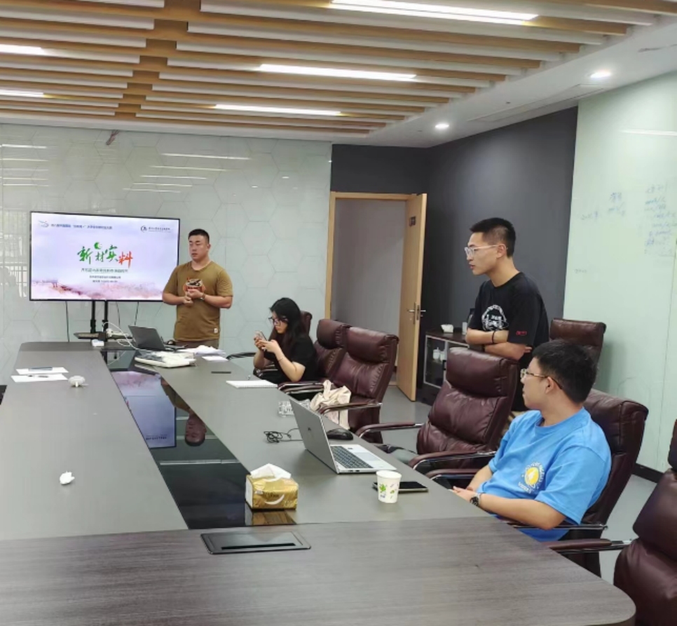 参加创业大赛的老师和同学正在热烈讨论