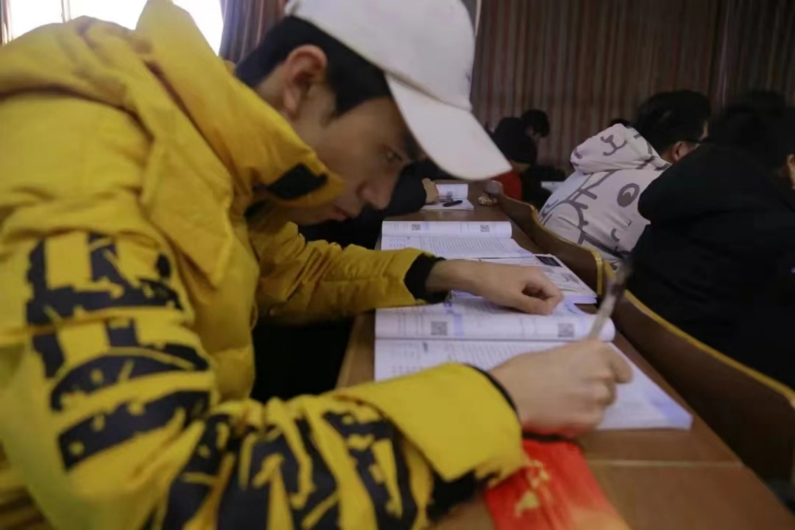 晚自习中的同学在温习功课！