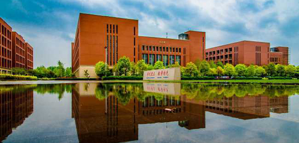 中原科技学院 - 最美大学