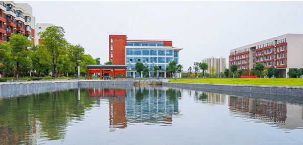 武汉纺织大学外经贸学院 - 最美大学