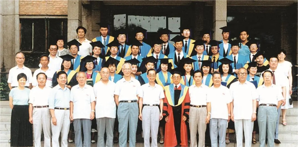 1992年，研究生毕业生首次穿上硕士服