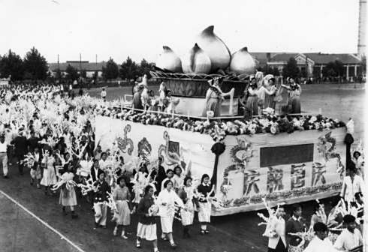 师生参加国庆游行 