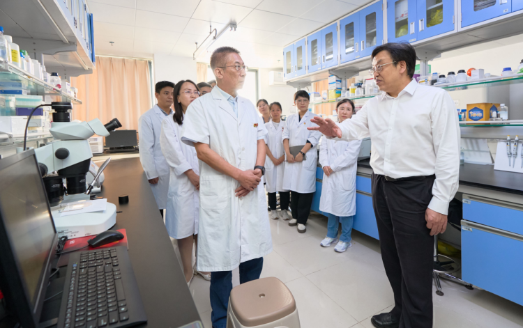 省委书记冯飞到我校调研并主持召开座谈会，推动学校高质量发展