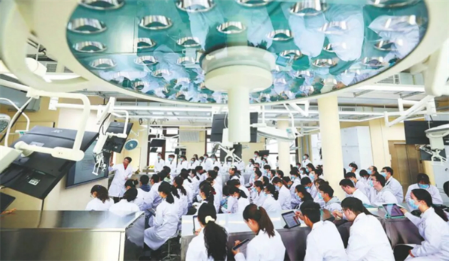 “协和班”在北京协和医学院研学 