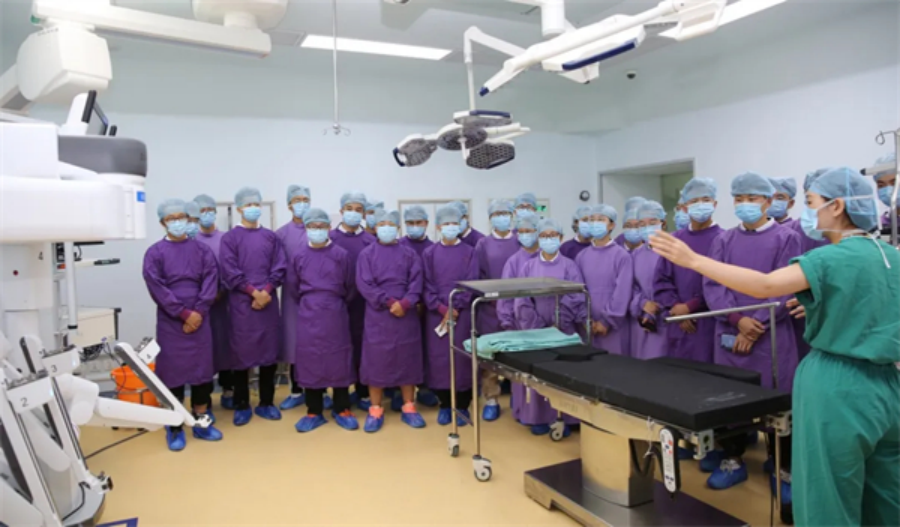 “协和班”开展早临床教学观摩“达芬奇”手术机器人 