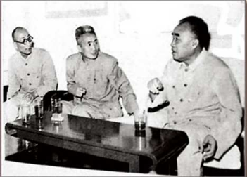 学校首任校长霍维德（右二）向朱德委员长汇报工作 