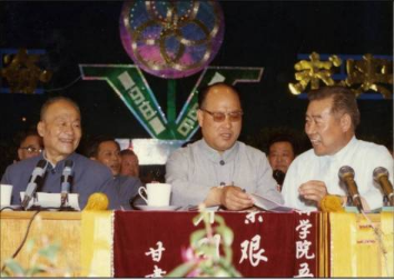 时任甘肃省省委副书记侯宗斌（中）来学校参加五周年校庆活动 