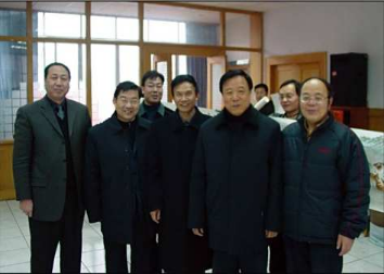 时任甘肃省省委书记陆浩（右二）来学校视察