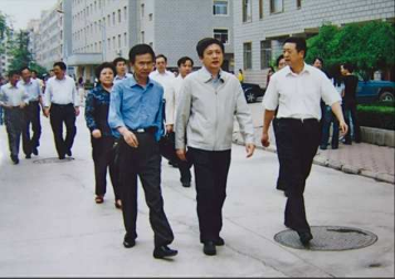 时任甘肃省省长刘伟平（中）来学校视察 