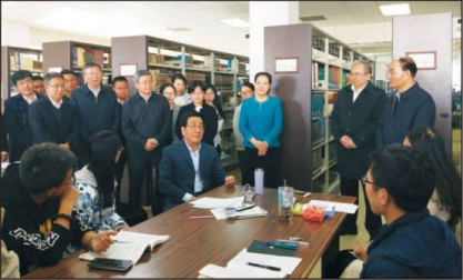 时任甘肃省省委书记林铎（中）深入学校宣讲十九大精神 