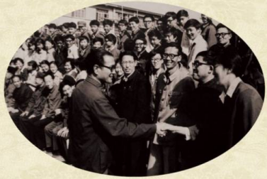 时任商业部部长刘毅接见学校师生代表 