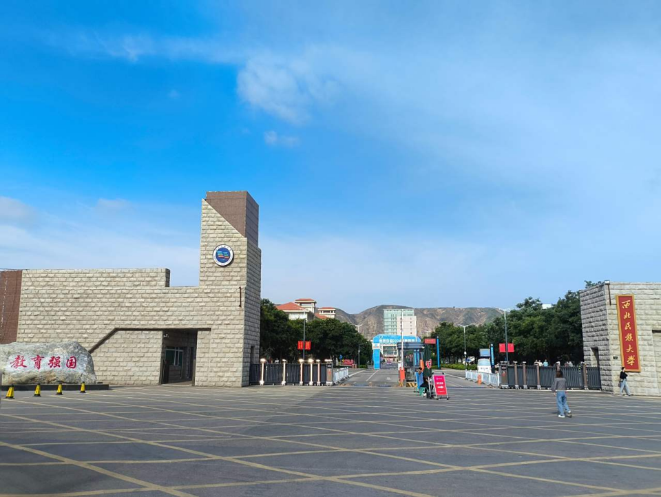 西北民族大学榆中校区东门 王贵新/摄