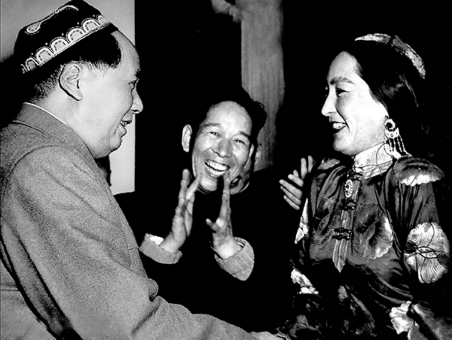 毛泽东主席接见时任校长康巴尔汗·艾买提