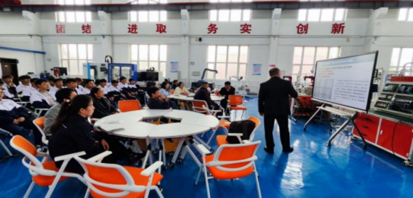 华中数控进校园，开展智能制造发展趋势讲座