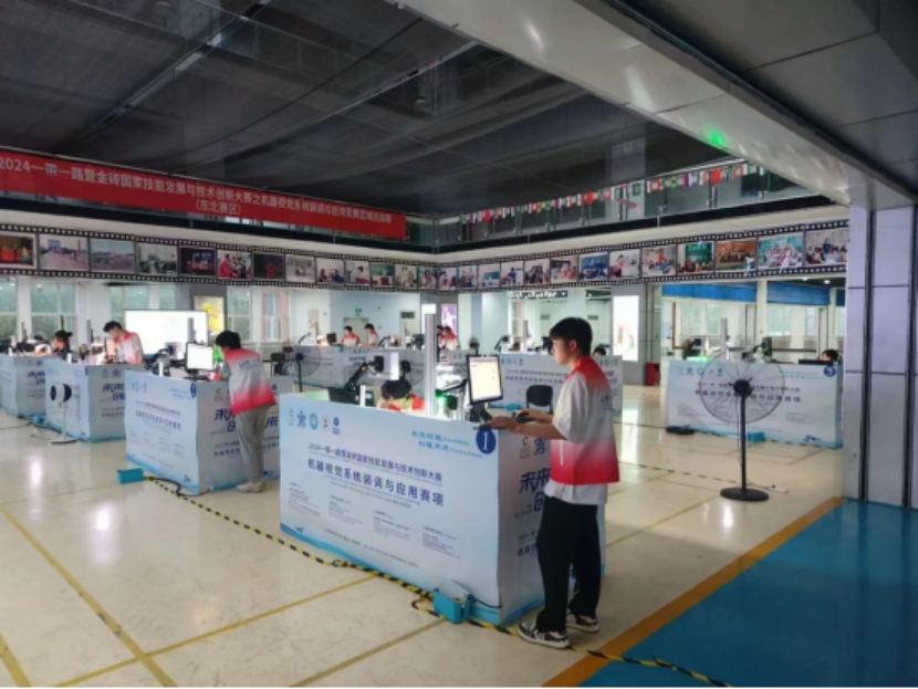 学生参加机器视觉系统装调与应用竞赛