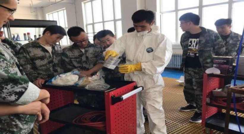 聘请企业技师上课