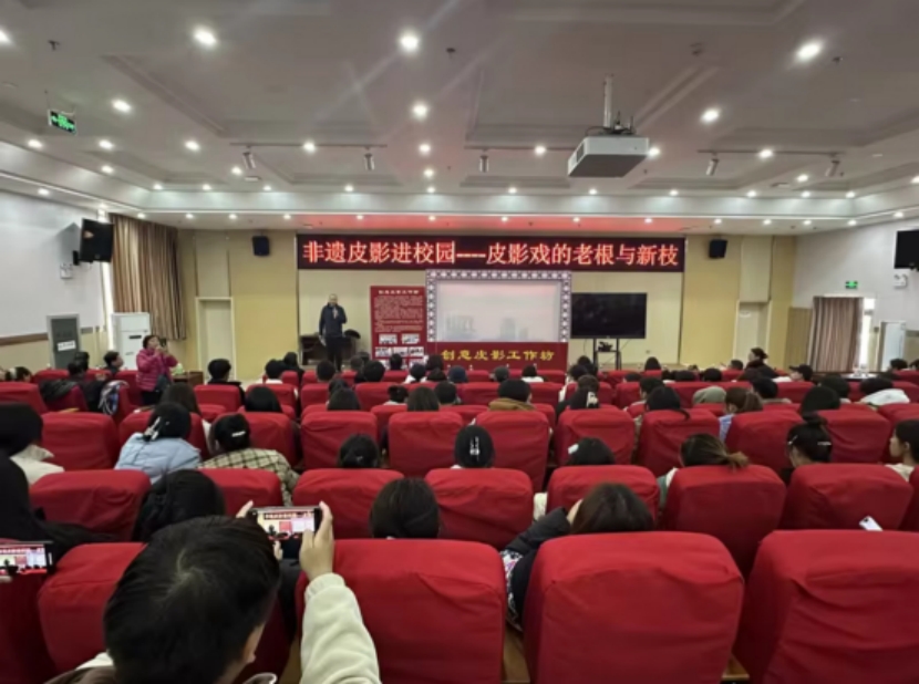 动漫制作学生参加活动