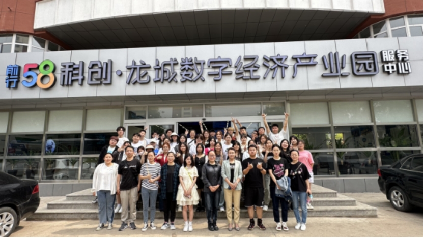 学生参加企业实践