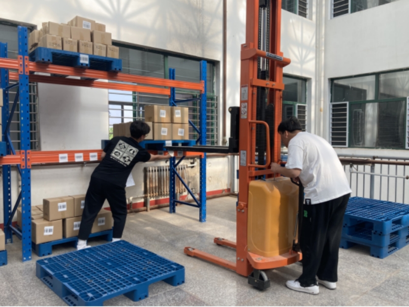 学生参加智慧物流技能实训