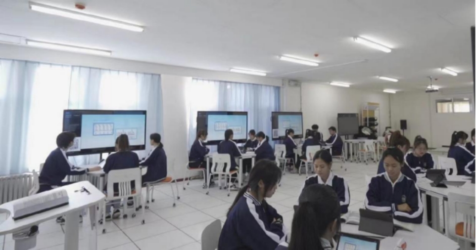 学生在研讨型口语教学无线智慧实验室上课