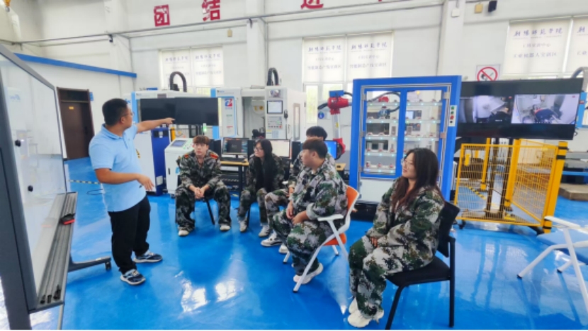 行业导师为学生讲授智能产线